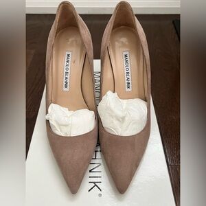 Manolo Blahnik BB90 Beige Suede Pointed Toe Pumps Taupe
